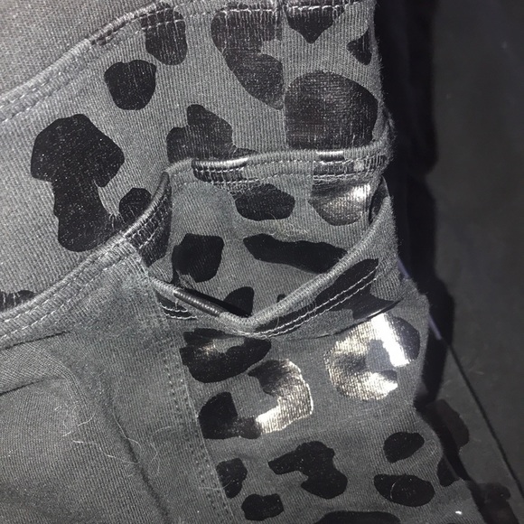 Victoria’s Secret PINK Yoga Pants. Black With Animal Print Design NWOT Size XS - Picture 7 of 8